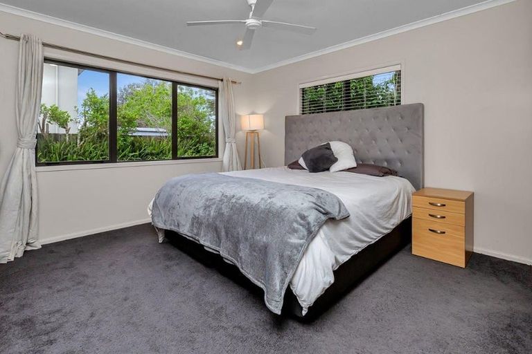 Photo of property in 18 Paradise Point Place, One Tree Point, 0118