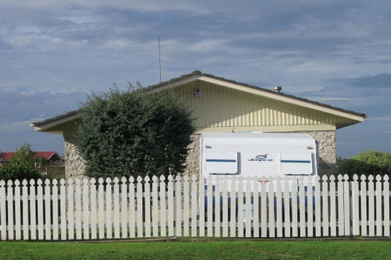 Photo of property in 12 Fitzwater Place, Henderson, Auckland, 0612