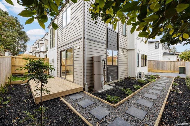 Photo of property in 8/88 Te Atatu Road, Te Atatu South, Auckland, 0610