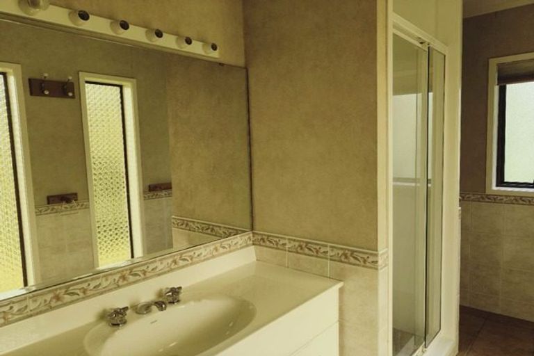 Photo of property in 2 Grammar School Road, Pakuranga, Auckland, 2010