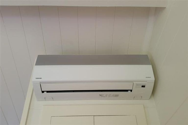 Photo of property in 41 Hobsonville Road, West Harbour, Auckland, 0618