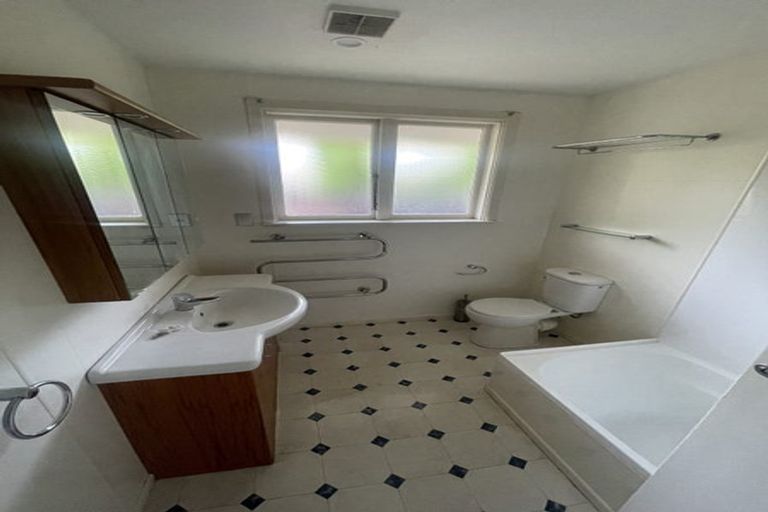 Photo of property in 2 Ilfracombe Place, Burnside, Christchurch, 8053