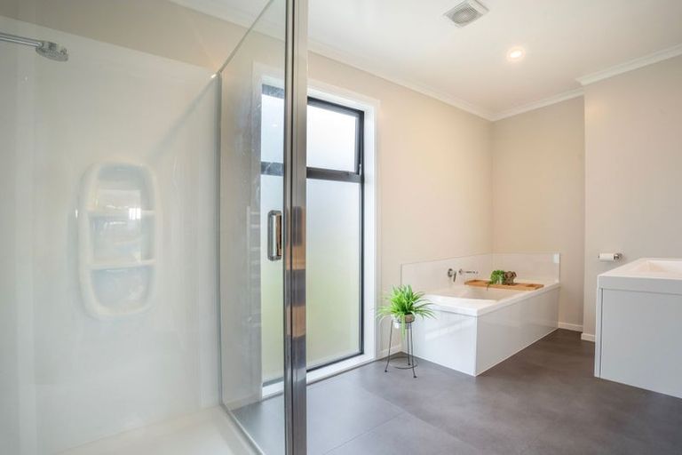 Photo of property in 5 Koreke Close, Kenepuru, Porirua, 5022