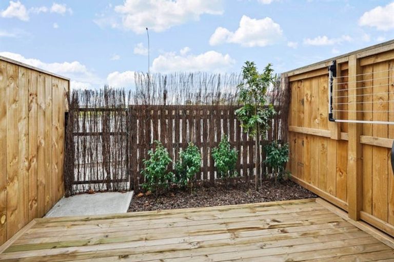 Photo of property in 93 Waipuhinui Way, Wiri, Auckland, 2104