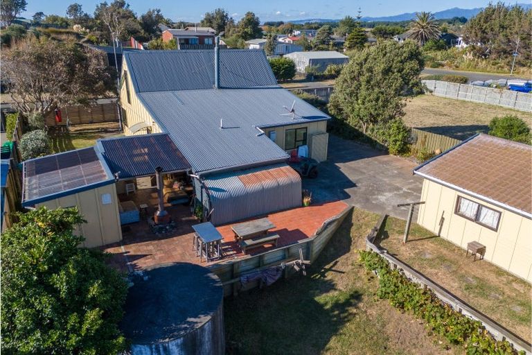 Photo of property in 6 James Street, Waikawa Beach, Levin, 5573