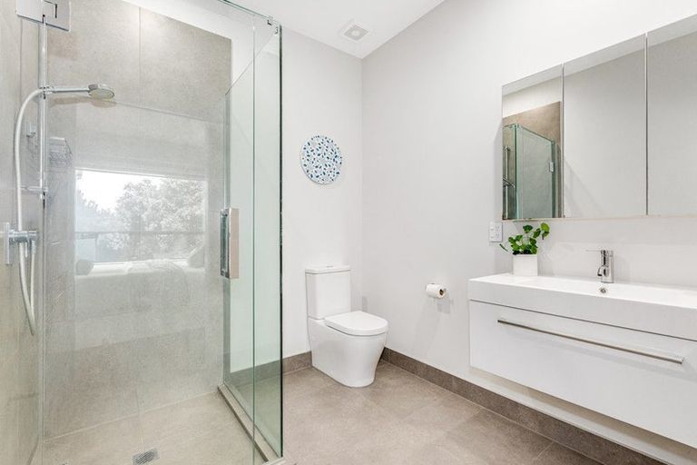 Photo of property in 1b Wai-iti Crescent, Woburn, Lower Hutt, 5010