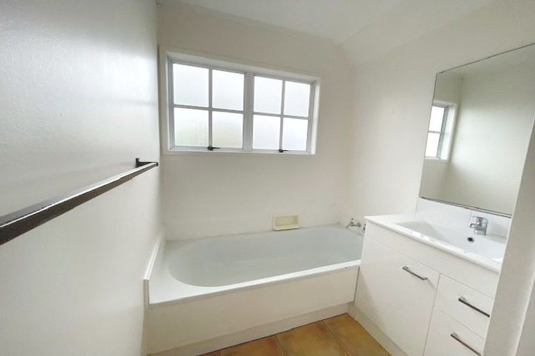 Photo of property in 1/51 Jillteresa Crescent, Half Moon Bay, Auckland, 2012