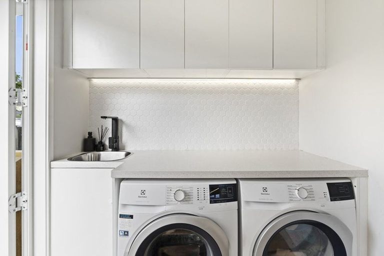 Photo of property in 21 Albert Hall Drive, Red Beach, 0932