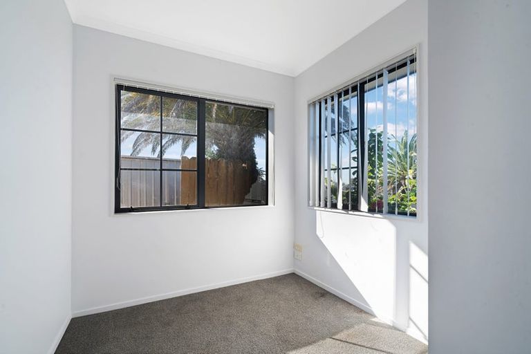 Photo of property in 18 Plumstead Rise, Glen Eden, Auckland, 0602