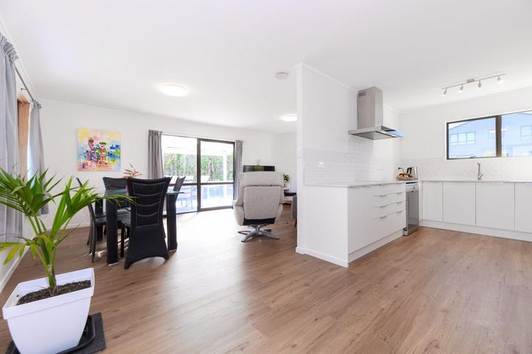 Photo of property in 2/68 View Road, Henderson, Auckland, 0612