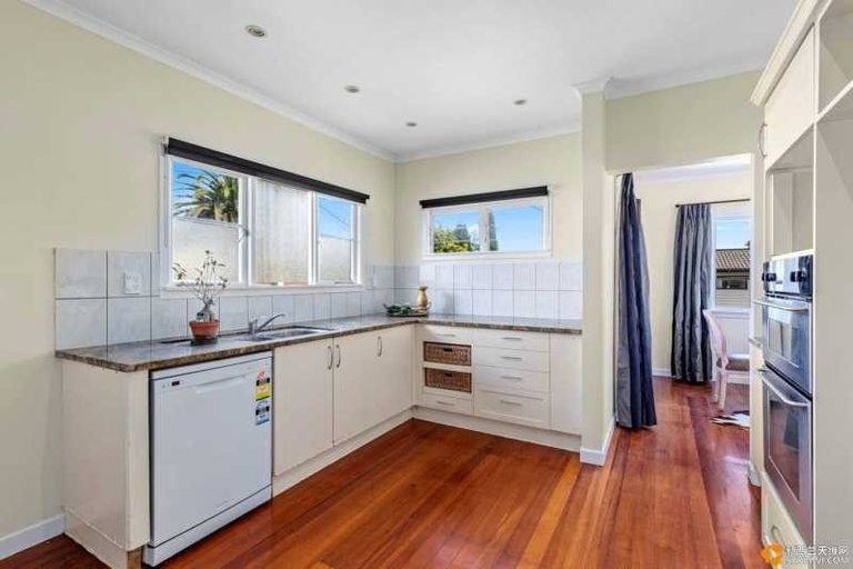 Photo of property in 18 Tirimoana Road, Te Atatu South, Auckland, 0602