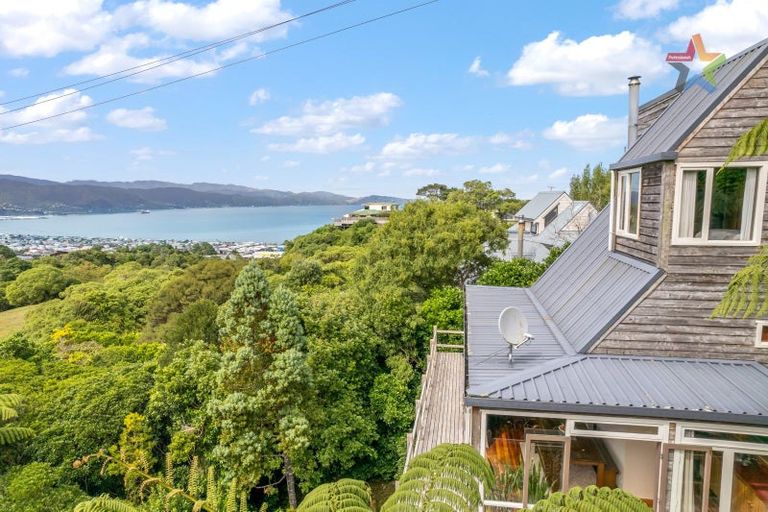 Photo of property in 22 Maungaraki Road, Korokoro, Lower Hutt, 5012