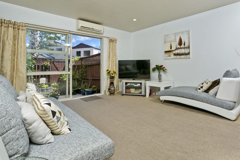 Photo of property in 3/31 Fields Parade, Oteha, Auckland, 0632