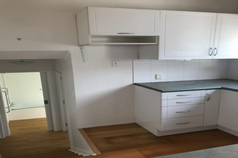 Photo of property in 1/32 Knightsbridge Drive, Forrest Hill, Auckland, 0620