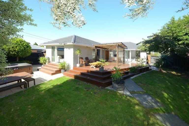 Photo of property in 35 Pinehurst Crescent, Russley, Christchurch, 8042