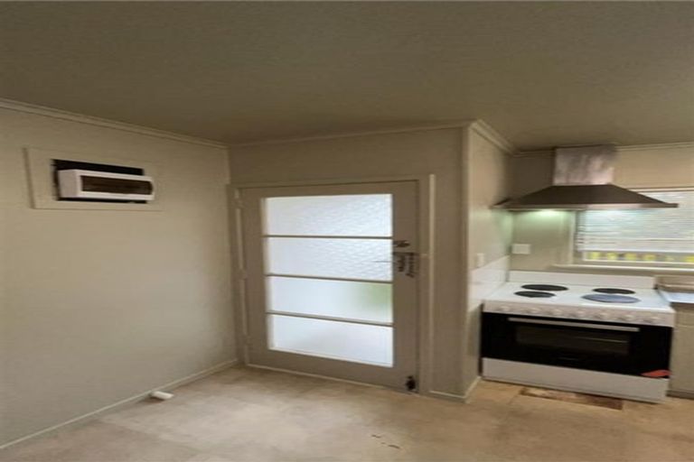 Photo of property in 2/37 Clevedon Road, Papakura, 2110