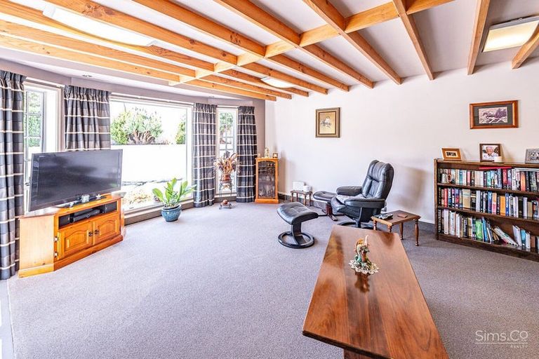 Photo of property in 2 Burtts Road, Durie Hill, Whanganui, 4500