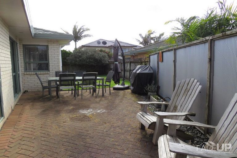 Photo of property in 22 Connemara Court, West Harbour, Auckland, 0618