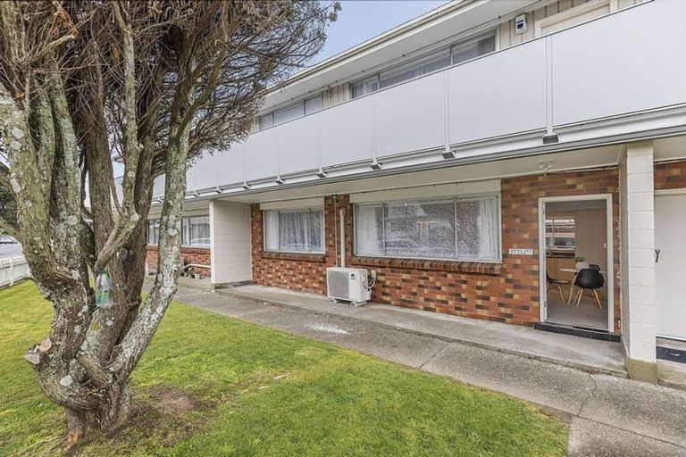 Photo of property in 2/246 Main Road, Tawa, Wellington, 5028