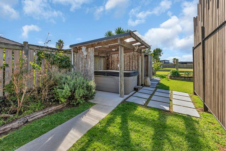Photo of property in 9 Paradise Point Place, One Tree Point, 0118