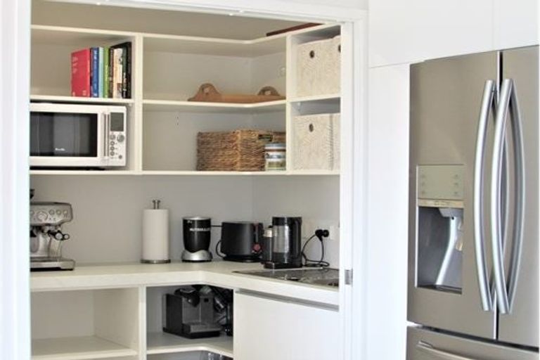 Photo of property in 10 Cromwell Point, Newlands, Wellington, 6037