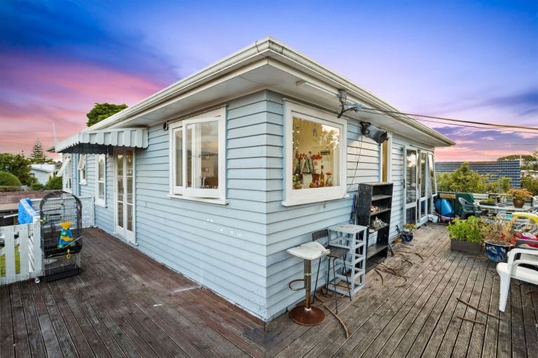 Photo of property in 14 Yeovil Road, Te Atatu Peninsula, Auckland, 0610