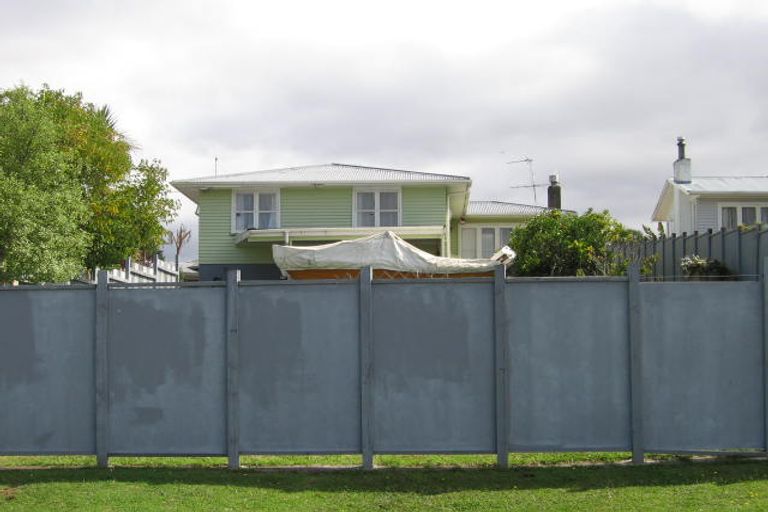 Photo of property in 14 Palmer Avenue, Glen Eden, Auckland, 0602