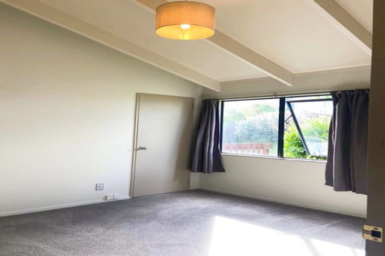 Photo of property in 97 Totaravale Drive, Totara Vale, Auckland, 0629