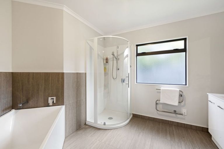 Photo of property in 13 Mangakoea Place, St Andrews, Hamilton, 3200