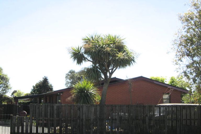 Photo of property in 8 Denniston Crescent, Redwood, Christchurch, 8051