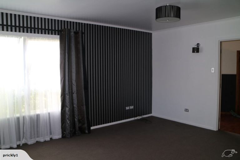 Photo of property in 2 Taupo Street, Green Bay, Auckland, 0604