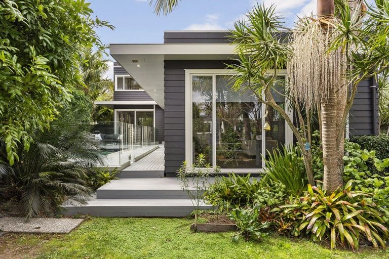 Photo of property in 20 Marine Parade, Mellons Bay, Auckland, 2014