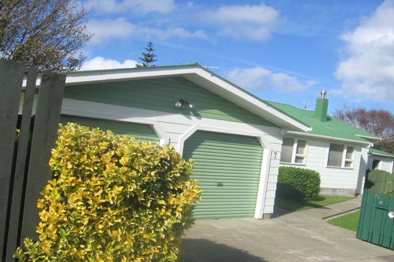 Photo of property in 7 Martin Grove, Normandale, Lower Hutt, 5010