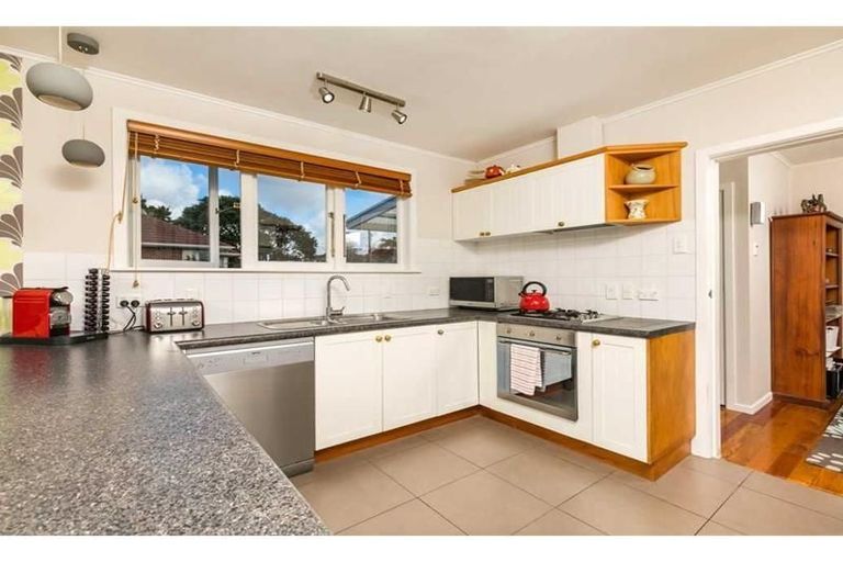 Photo of property in 100 Lincoln Park Avenue, Massey, Auckland, 0614