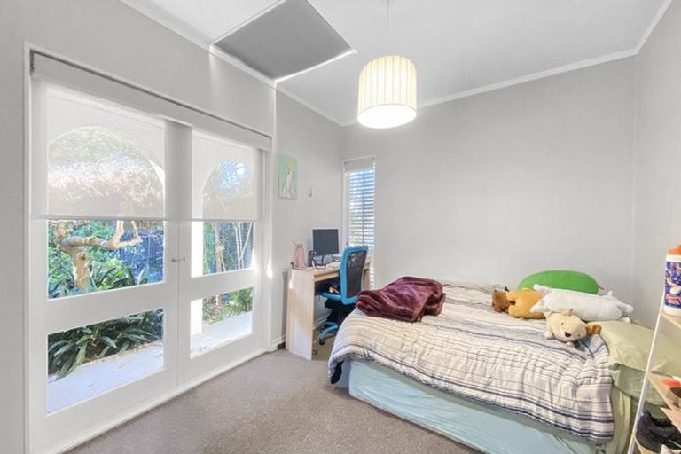 Photo of property in 28 Merriefield Avenue, Forrest Hill, Auckland, 0620