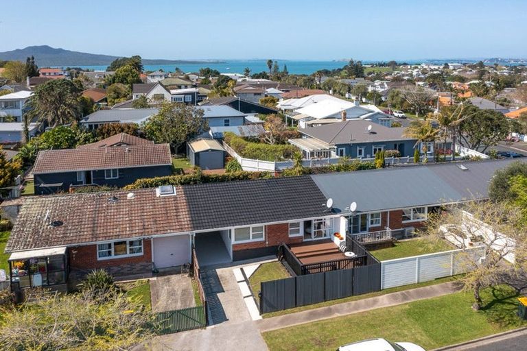 Photo of property in 3/50 Old Lake Road, Narrow Neck, Auckland, 0624