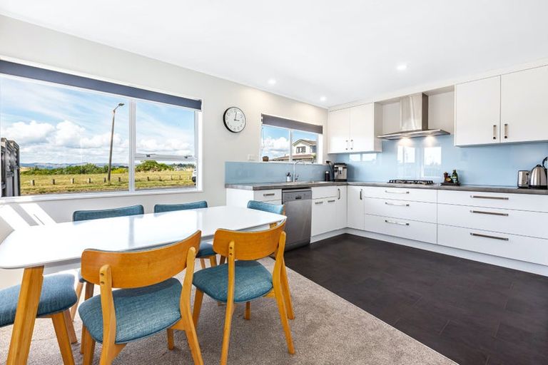 Photo of property in 131 Gloaming Hill, Titahi Bay, Porirua, 5022