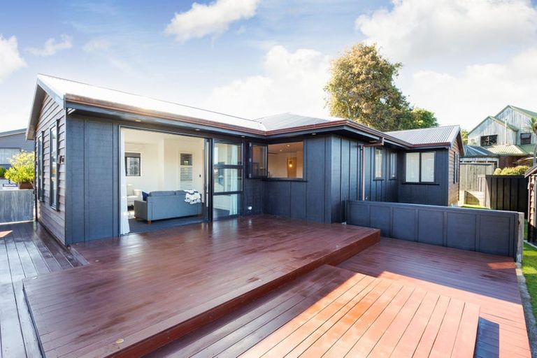 Photo of property in 2 Waimarama Court, Roslyn, Palmerston North, 4414