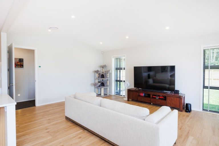 Photo of property in 27 Coutts Way, Fitzherbert, Palmerston North, 4410