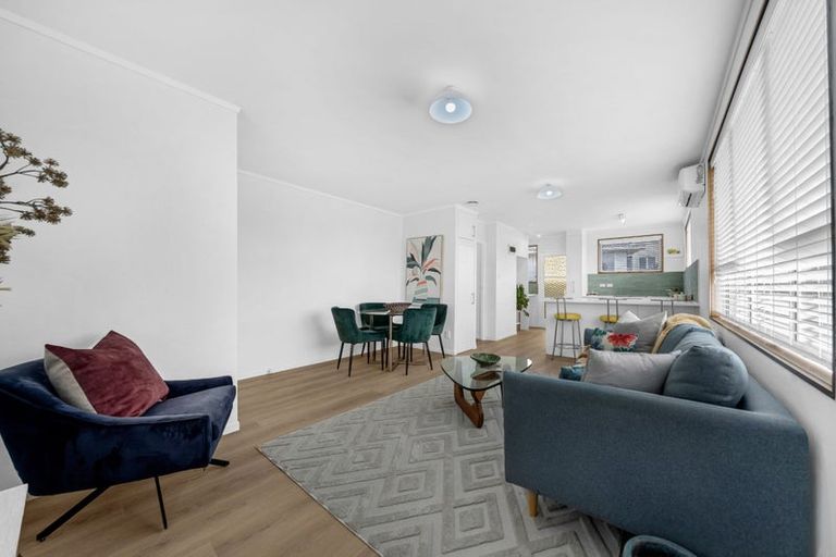 Photo of property in 2/52 Butterworth Drive, Glendene, Auckland, 0602