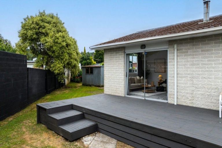 Photo of property in 5a Sequoia Place, Maoribank, Upper Hutt, 5018