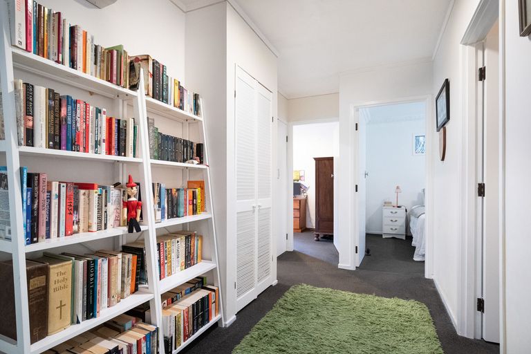 Photo of property in 3 Opanuku Road, Henderson Valley, Auckland, 0612