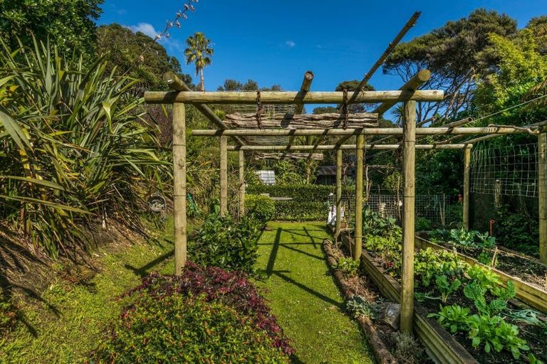 Photo of property in 106 Domain Crescent, Muriwai, Waimauku, 0881