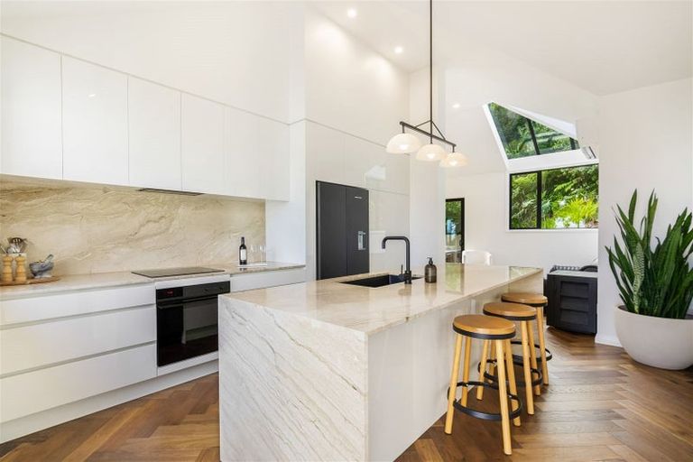 Photo of property in 10 Zita Avenue, Matakatia, Whangaparaoa, 0930