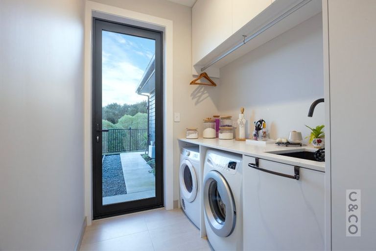 Photo of property in 21 Vogwill Road, Kumeu, 0810