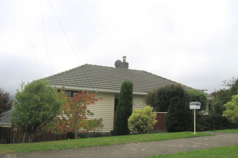 Photo of property in 2 Ryan Grove, Tawa, Wellington, 5028