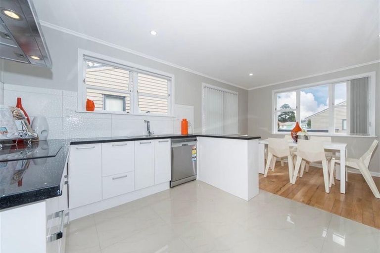 Photo of property in 4 Kelkirk Street, Kelston, Auckland, 0602