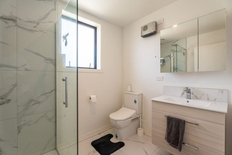 Photo of property in 2/83 Vodanovich Road, Te Atatu South, Auckland, 0610