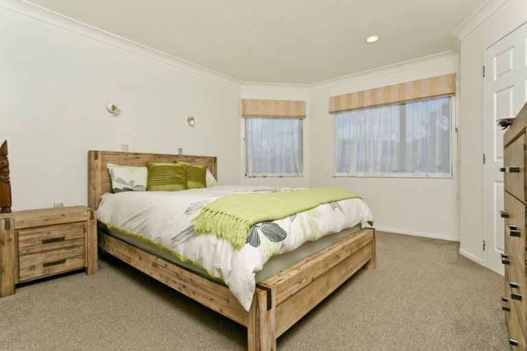 Photo of property in 2/10 Kiteroa Terrace, Rothesay Bay, Auckland, 0630