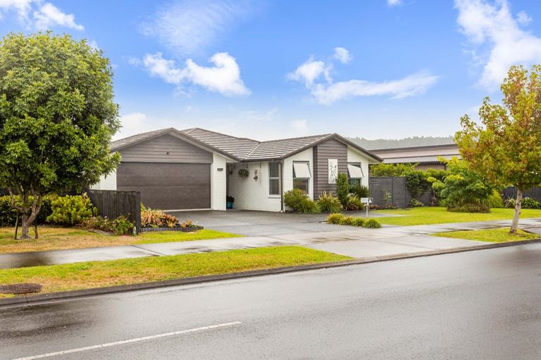 Photo of property in 13 Robert Might Road, Kumeu, 0810
